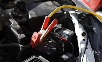 高速道路汽車車輛救援拖車/吊車/送油/搭電/補胎/充氣/維修公司服務電話布爾津阿勒泰富蘊福海哈巴河青河吉木乃