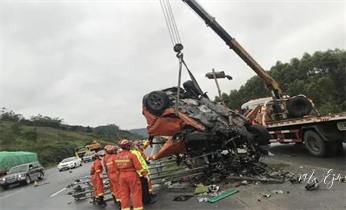 高速公路道路快速24小時拖車救援服務附近公司熱線電話-汽車搭電-補胎-吊車-脫困-維修-送油水-運輸-開鎖配鑰匙阿拉爾石河子圖木舒克五家渠鐵門關